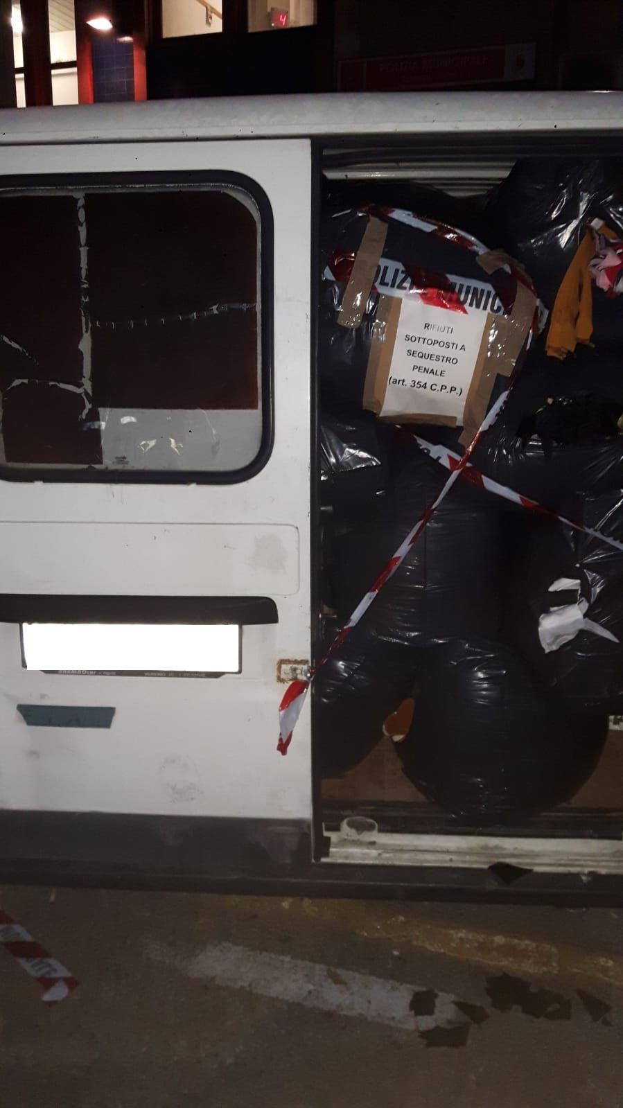Il furgone sequestrato dalla polizia municipale