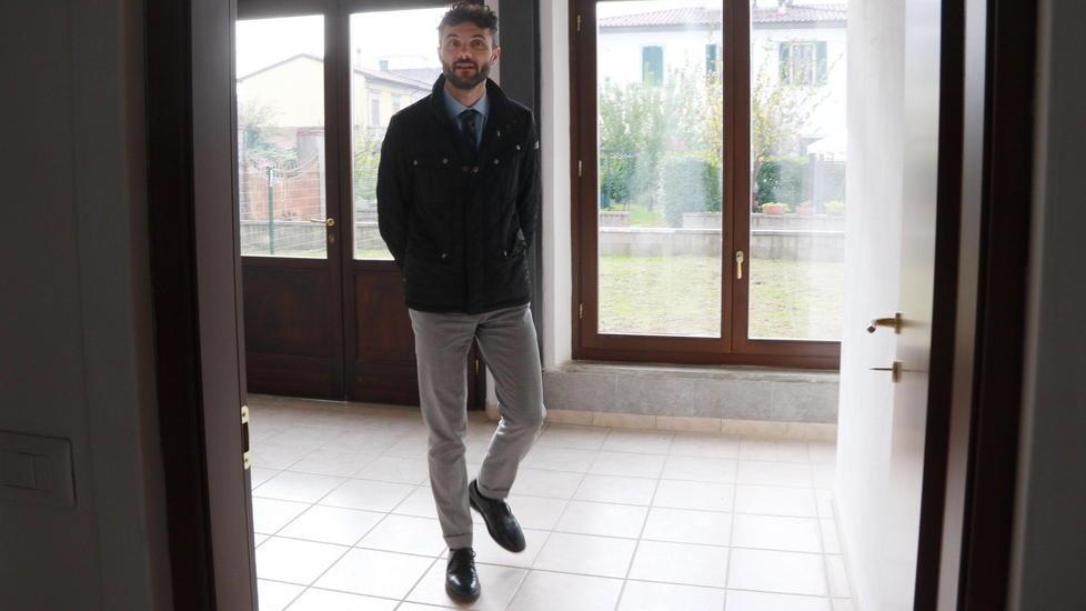 Il sindaco Matteo Biffoni in uno dei quattro appartamenti consegnati in via Roma (foto Sproviero/Batavia)