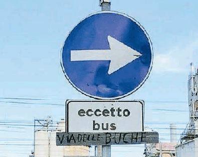 Il cartello "Via delle buche" a Rosignano Solvay