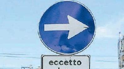 Il cartello "Via delle buche" a Rosignano Solvay
