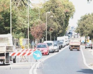 Da sinistra tre recenti lavori stradali: l’intervento in piazza Dante, le code di veicoli in via dell’Ardenza che sono andati avanti per giorni e i disagi provocati dallo scavo (che da sabato scorso è rimasto fino a ieri l’altro) in viale Petrarca