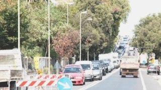 Da sinistra tre recenti lavori stradali: l’intervento in piazza Dante, le code di veicoli in via dell’Ardenza che sono andati avanti per giorni e i disagi provocati dallo scavo (che da sabato scorso è rimasto fino a ieri l’altro) in viale Petrarca