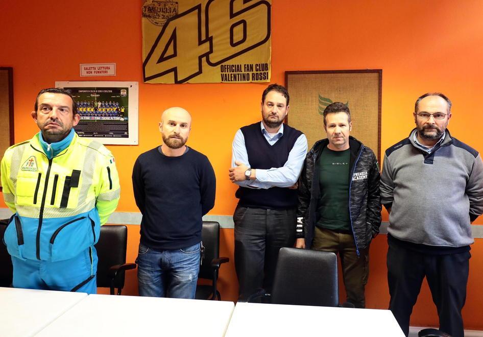 Pugno al controllore sul bus bloccato con lo spray urticante 