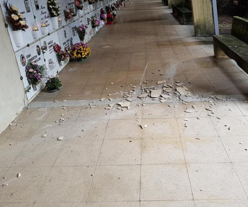 L'intonaco crollato accanto alle tombe