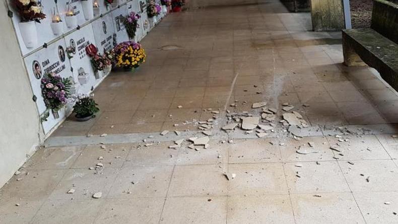 L'intonaco crollato accanto alle tombe