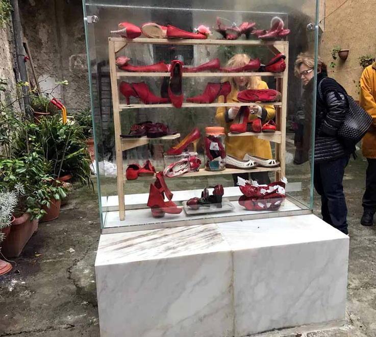 Esposizione di drappi rossi e passeggiata “Io ci sono” a Marina 