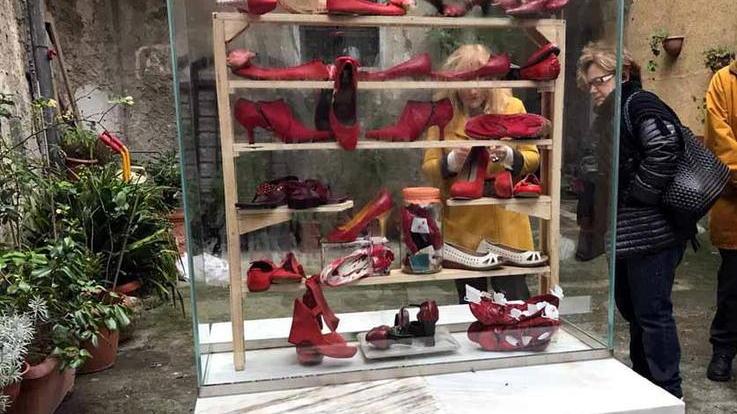 Esposizione di drappi rossi e passeggiata “Io ci sono” a Marina