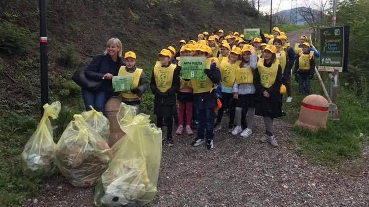 I bimbi delle elementari ripuliscono la Green Way e il parco della Camilla