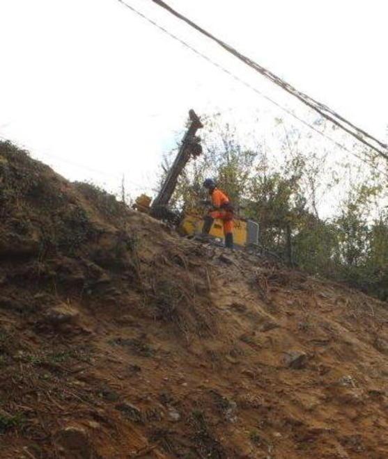 Tecnici al lavoro sulle frane in collina