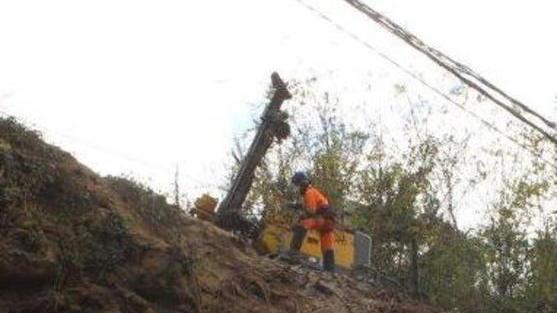 Tecnici al lavoro sulle frane in collina