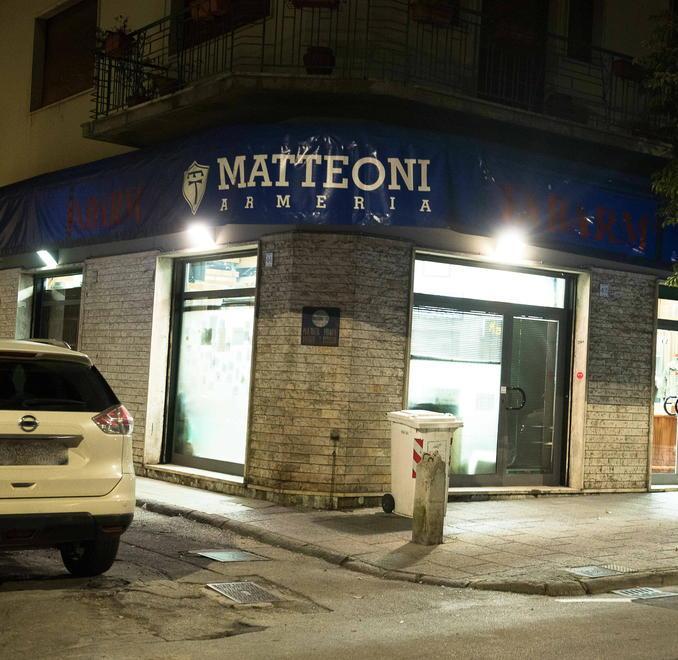 «Chiese una pistola per andare al poligono» 