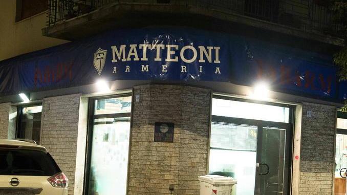«Chiese una pistola per andare al poligono»