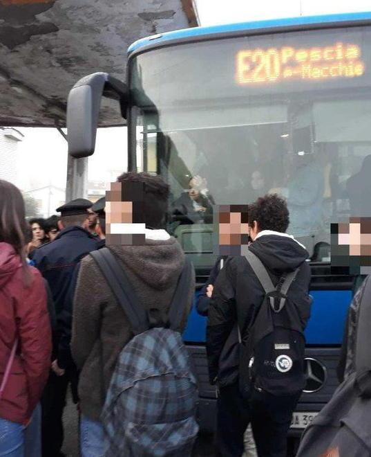 Bus troppo piccolo per tutti Studenti a piedi e proteste 