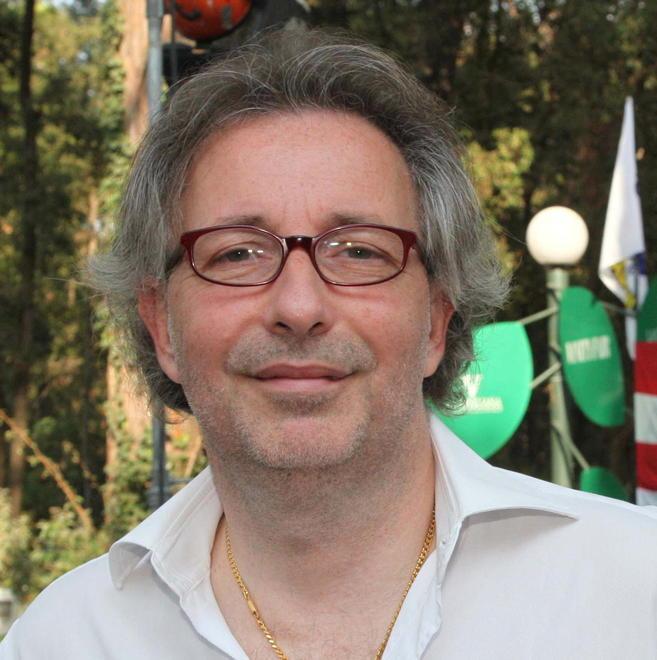 Rubano una borsa durante un funerale