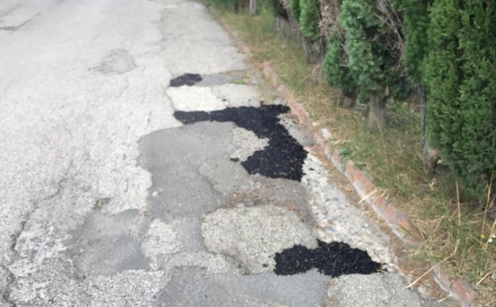 Strada dissestata da oltre vent’anni e spunta il cartello “Via delle buche” 