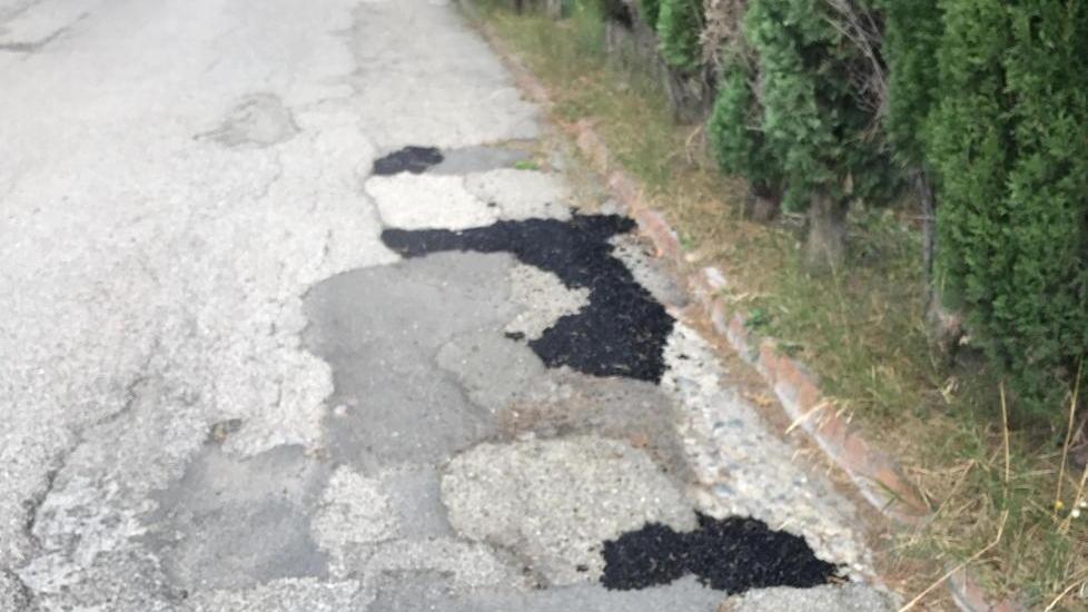 Strada dissestata da oltre vent’anni e spunta il cartello “Via delle buche”