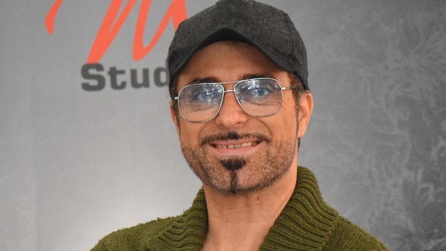 Il ballerino-parrucchiere-dj che fa muovere tutti: a tutte le età