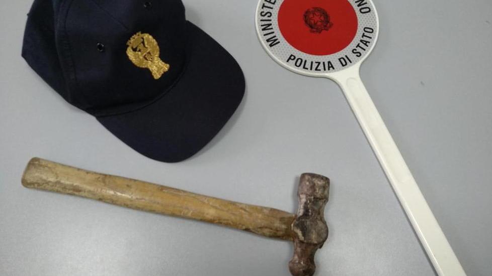 Gira tra le auto col martello