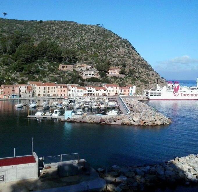 Capraia, a rischio chiusura l’unico distributore dell’isola 