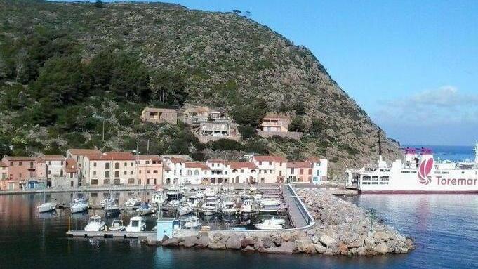 Capraia, a rischio chiusura l’unico distributore dell’isola