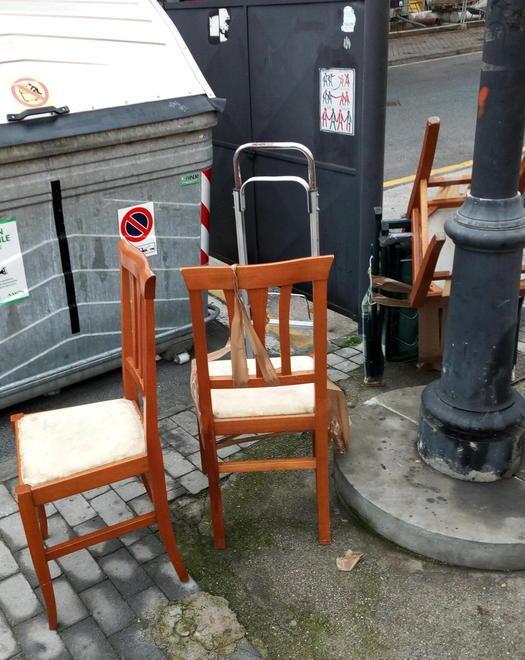 Set di sedie sul marciapiede
