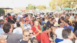 Una manifestazione di operai preoccupati di perdere il posto di lavoro a causa della crisi che attanaglia l’economia
