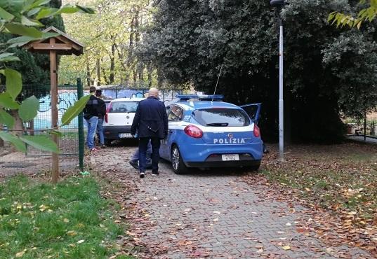Blitz di polizia e vigili Cinque giovani nei guai