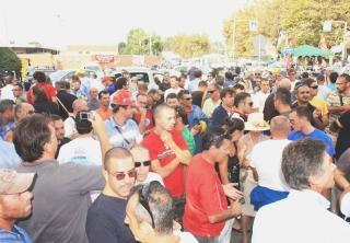 Una manifestazione di operai preoccupati di perdere il posto di lavoro a causa della crisi che attanaglia l’economia
