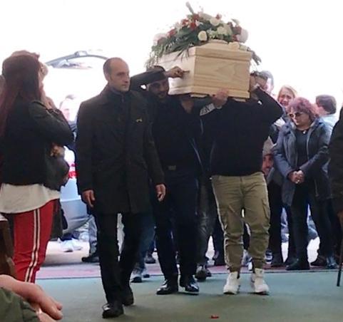 L’ultimo saluto a Pietro Gli amici portano la bara bianca a spalla
