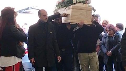 L’ultimo saluto a Pietro Gli amici portano la bara bianca a spalla