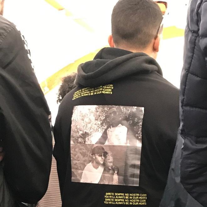 Tutti in chiesa con la maglia che ricorda i due giovani
