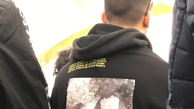 Tutti in chiesa con la maglia che ricorda i due giovani