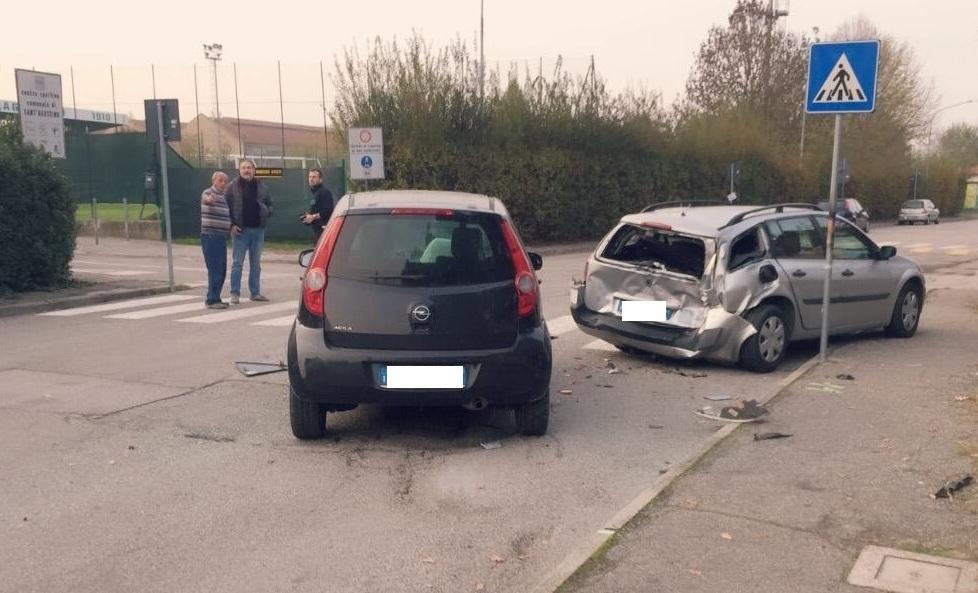Perde il controllo dell’automobile e centra in pieno altri tre veicoli 