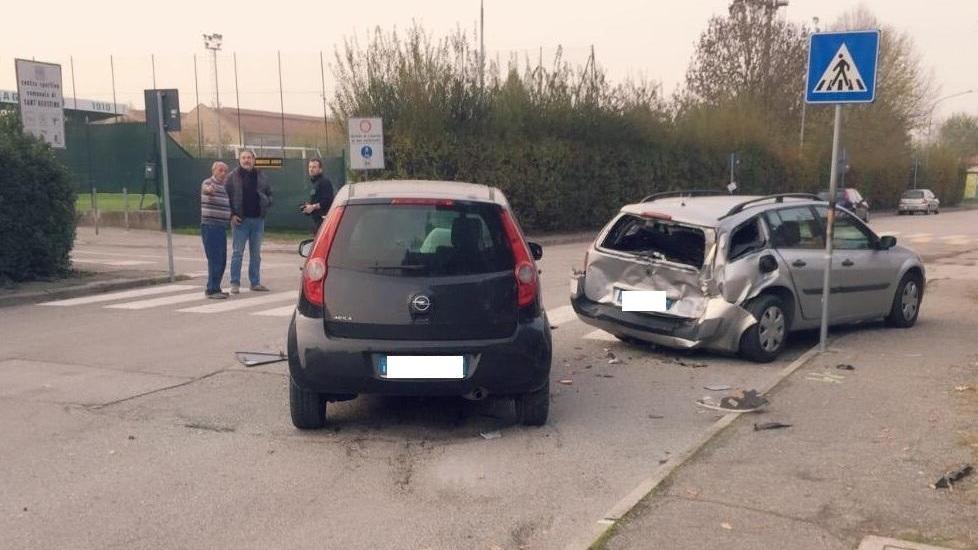 Perde il controllo dell’automobile e centra in pieno altri tre veicoli