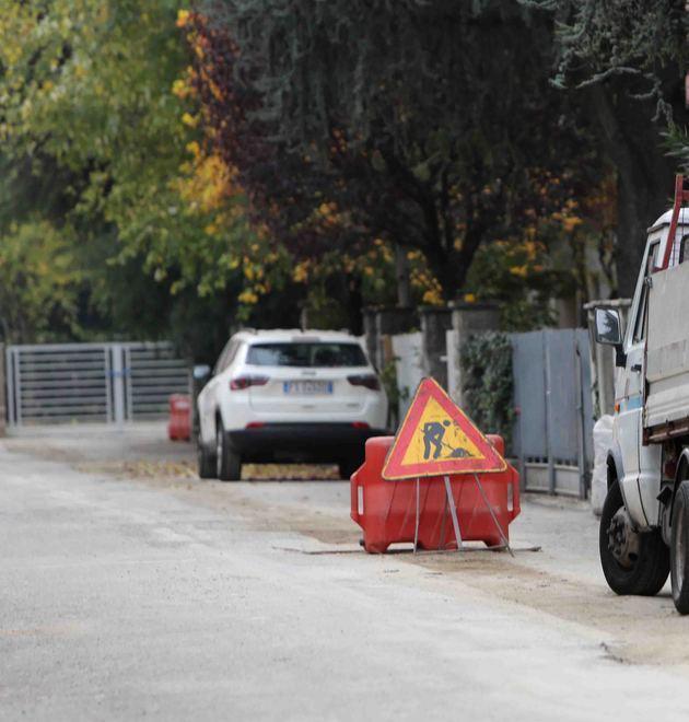Il cantiere rompe i cavi Telefono out per i residenti