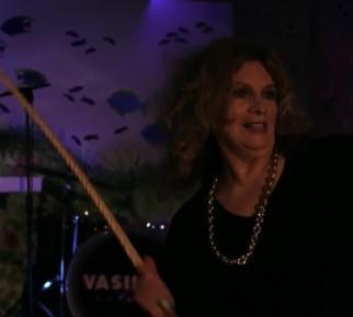 Iva Zanicchi armata di frusta e fucile diventa boss per l’ispettore Coliandro 