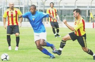 Silva Reis in azione fra alcuni avversari