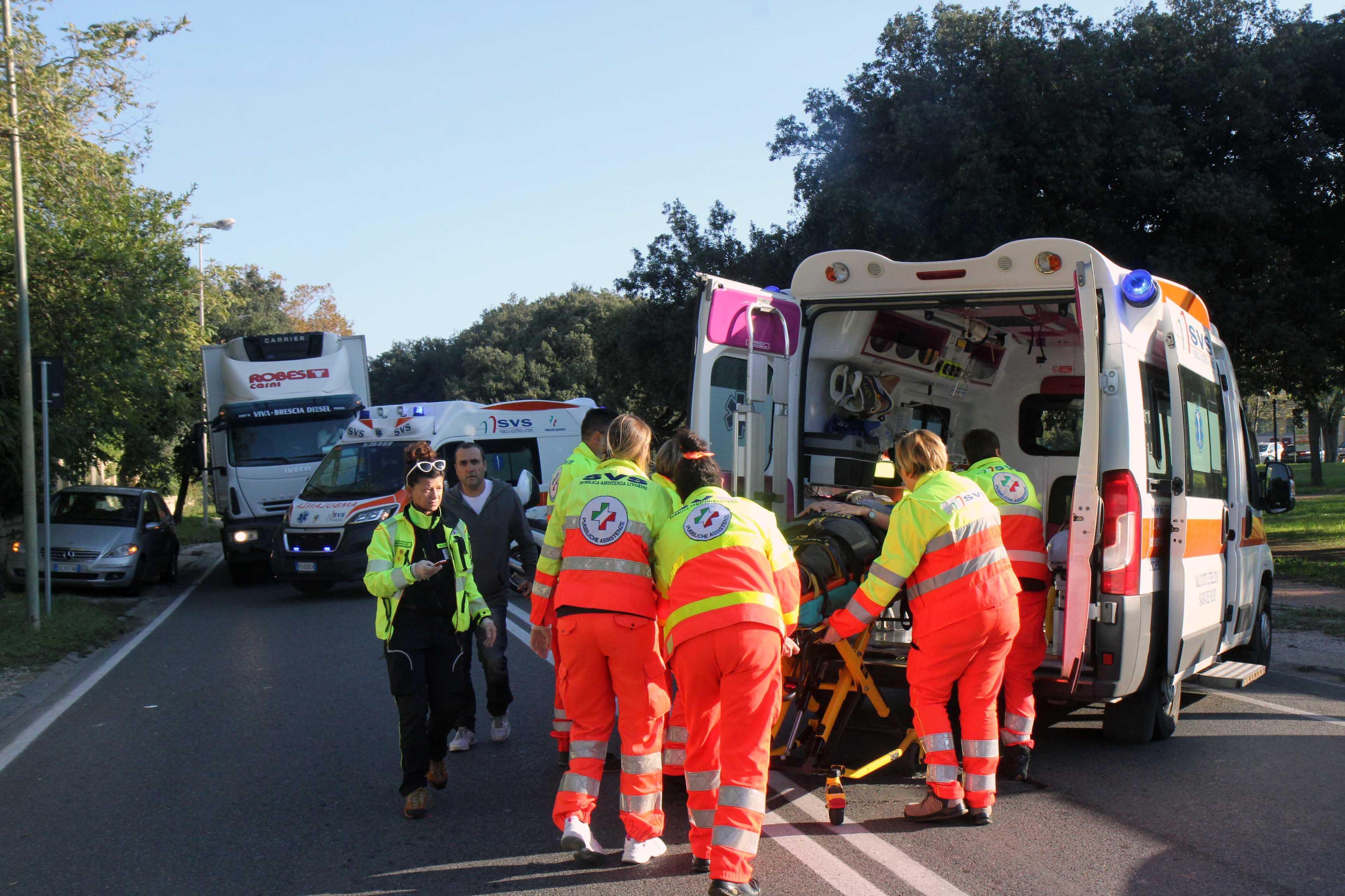 Scooter contro pedone vicino al cavalcavia della stazione: due feriti 
