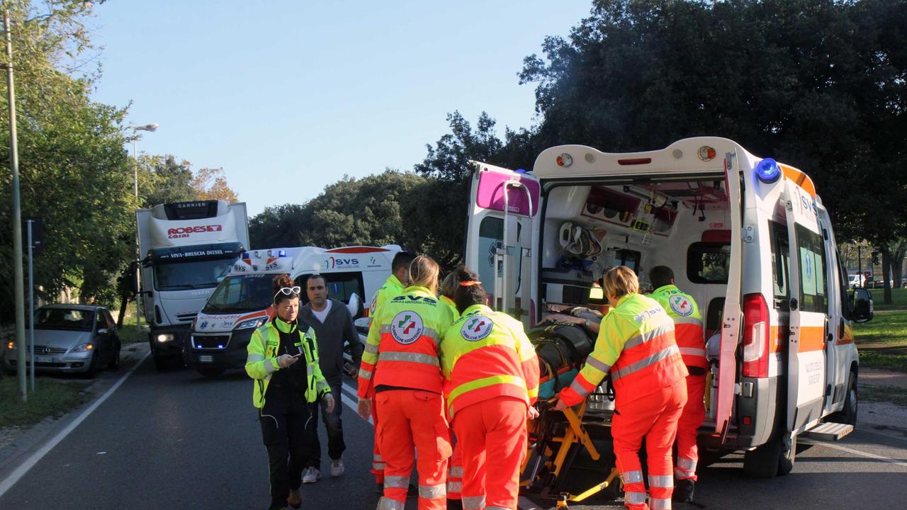 Scooter contro pedone vicino al cavalcavia della stazione: due feriti