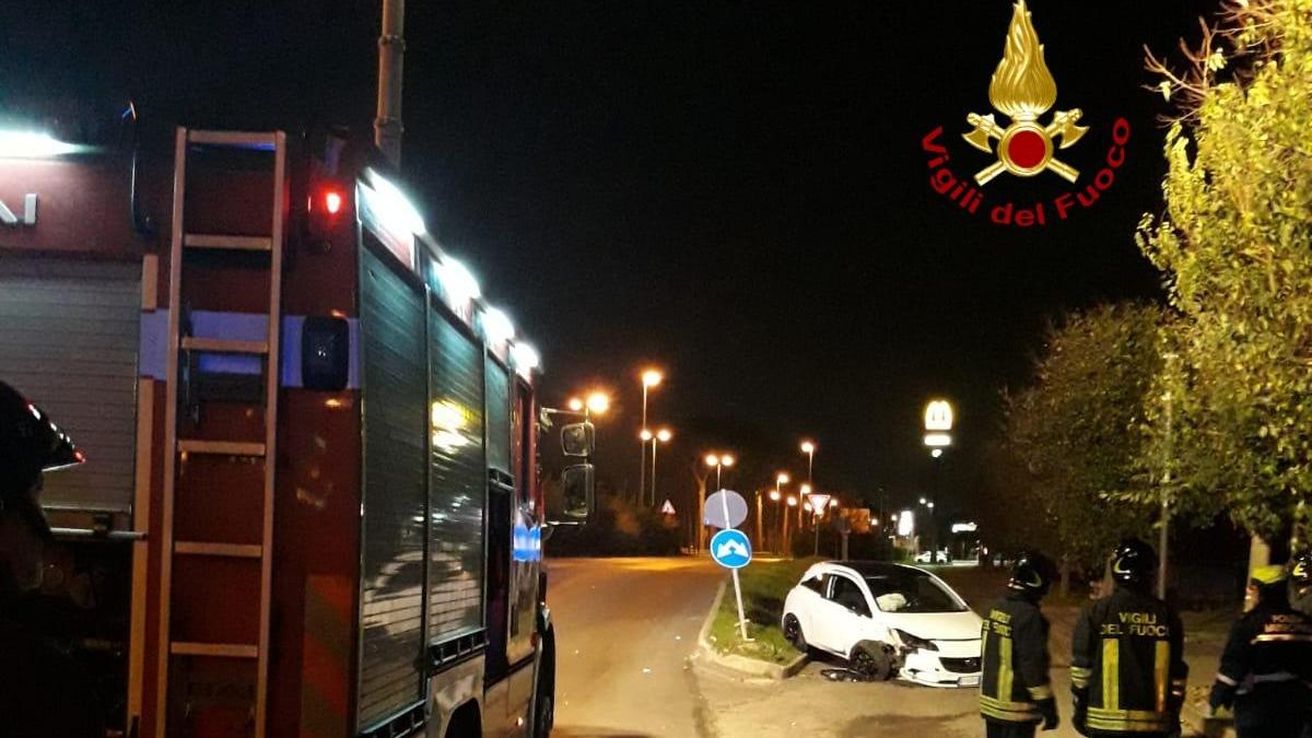 L'intervento dei vigili del fuoco, sullo sfondo l'auto del ventottenne fuori strada