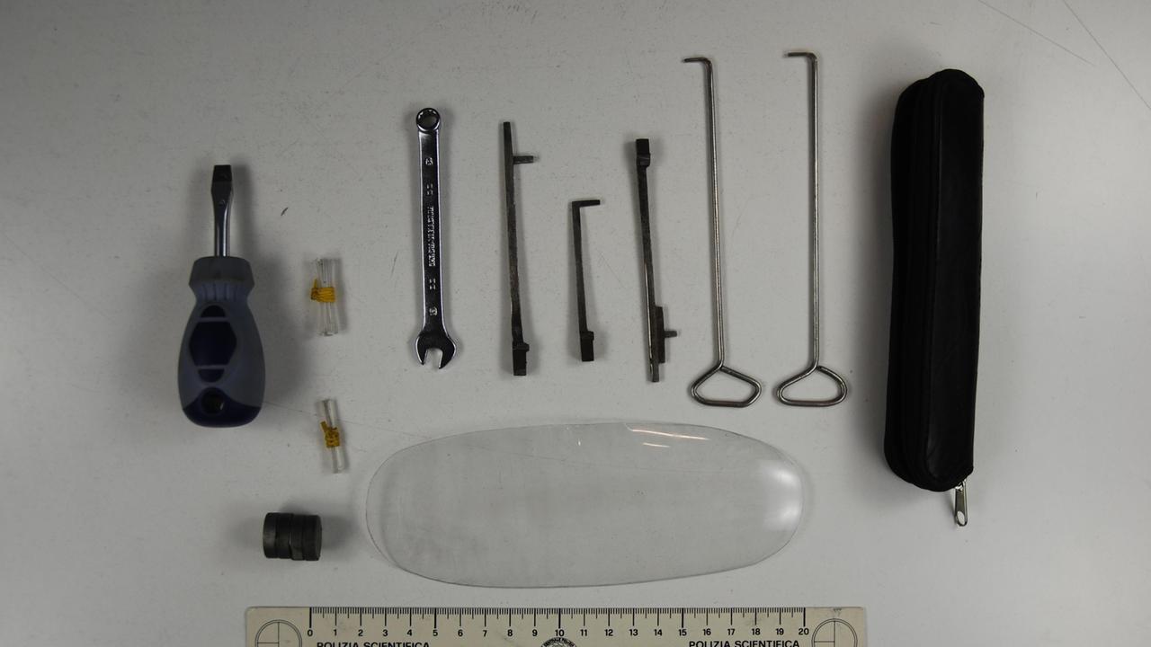 Gli attrezzi per lo scasso sequestrati dalla polizia
