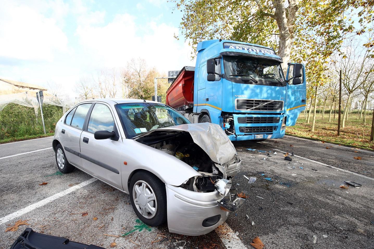 Auto e camion coinvolti nell'incidente