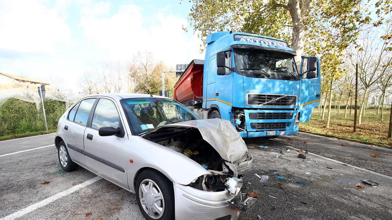 Auto e camion coinvolti nell'incidente