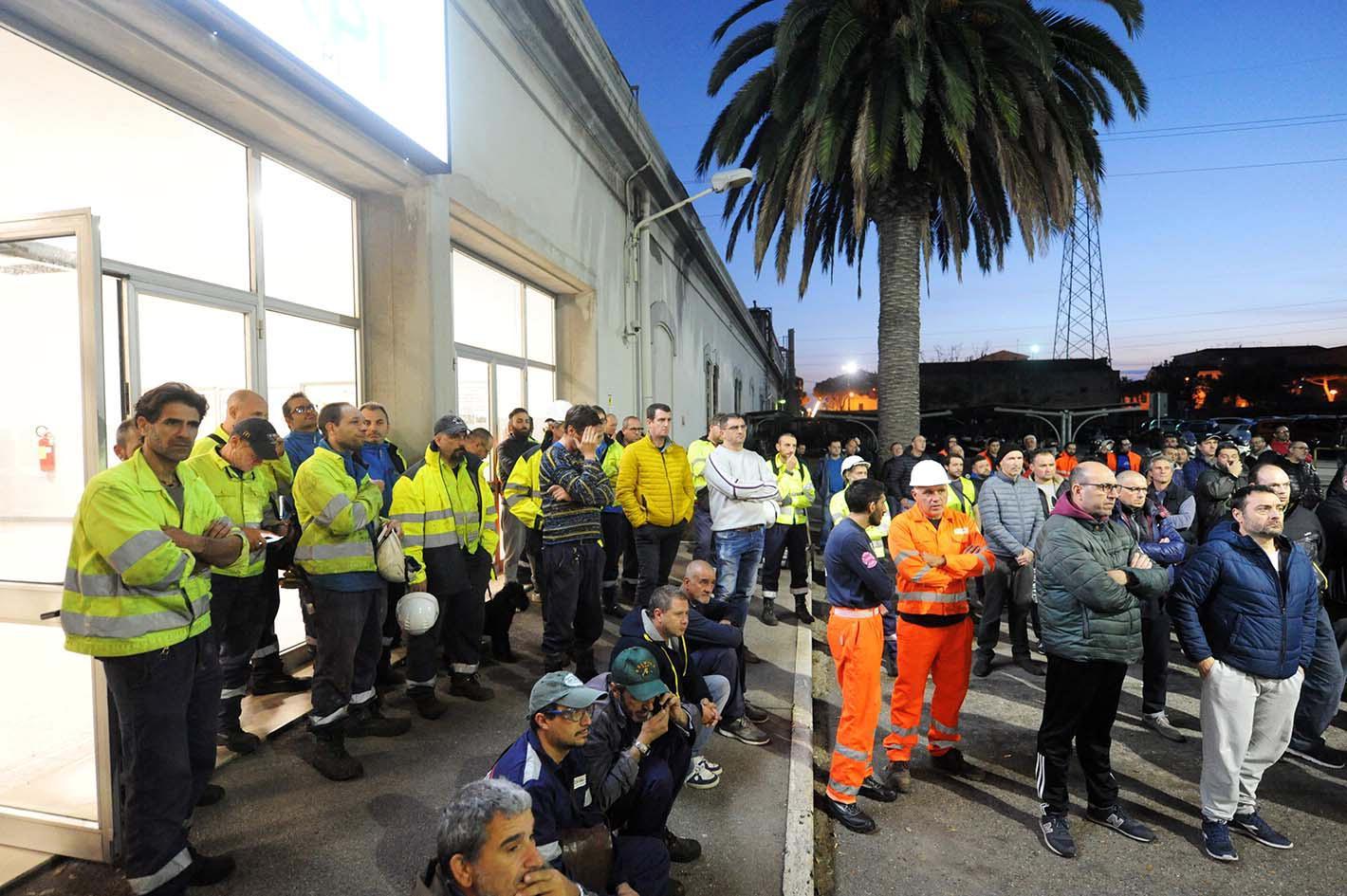 I lavoratori Aferpi in assemblea mercoledì pomeriggio (foto Paolo Barlettani)