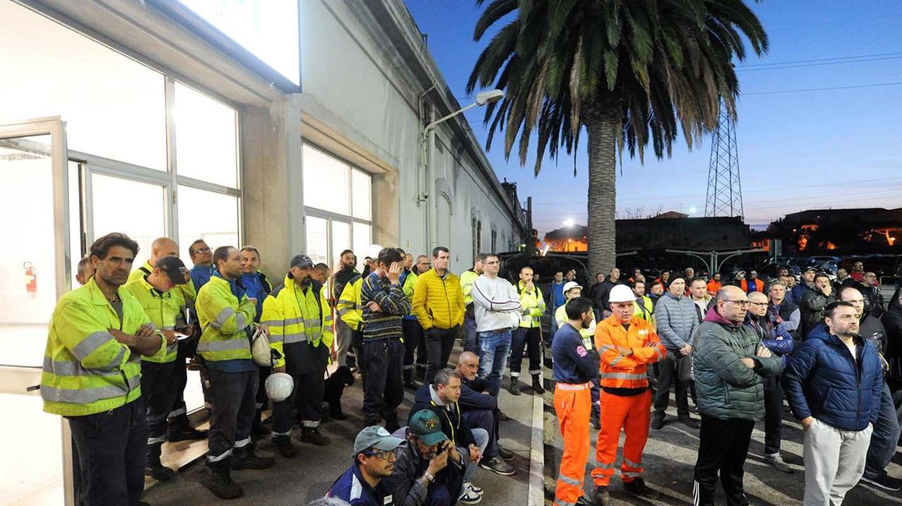I lavoratori Aferpi in assemblea mercoledì pomeriggio (foto Paolo Barlettani)