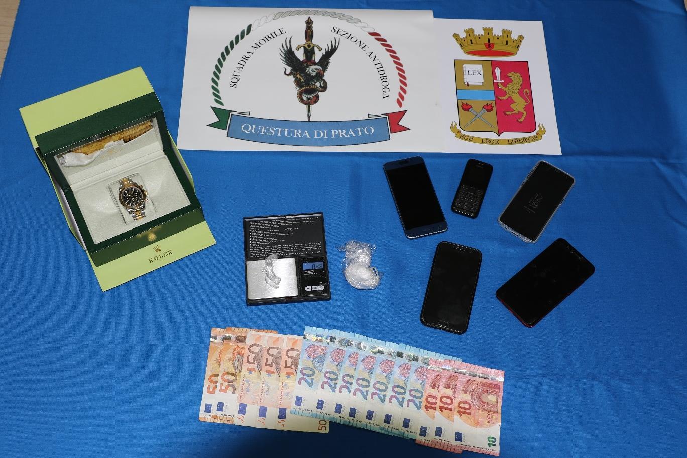 Il materiale sequestrato dalla Squadra mobile