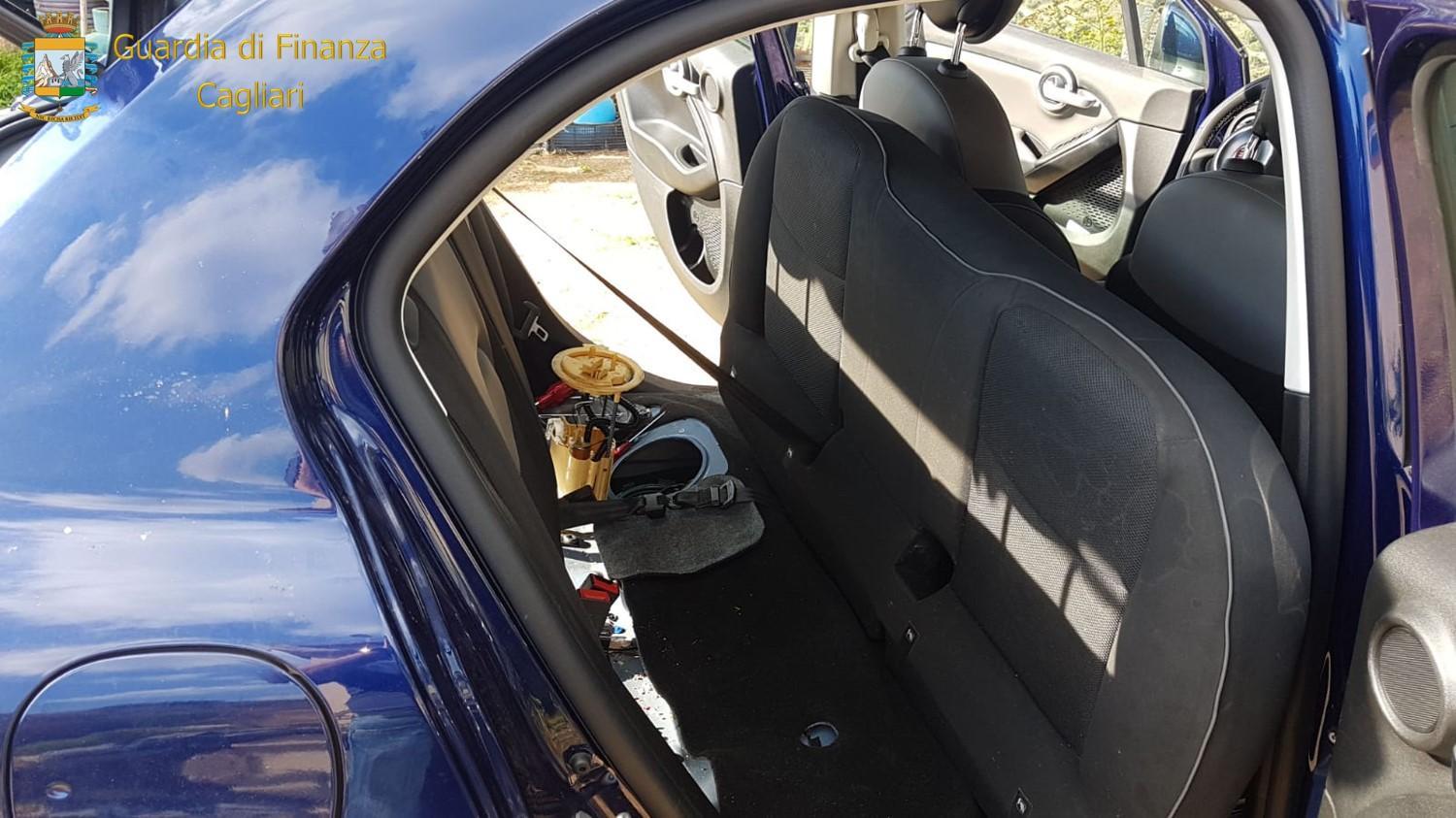L'auto in cui era stata nascosta la droga (foto Mario Rosas)