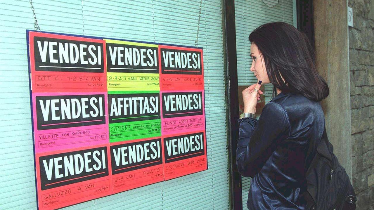 Case, compravendite in aumento e i prezzi in città calano ancora