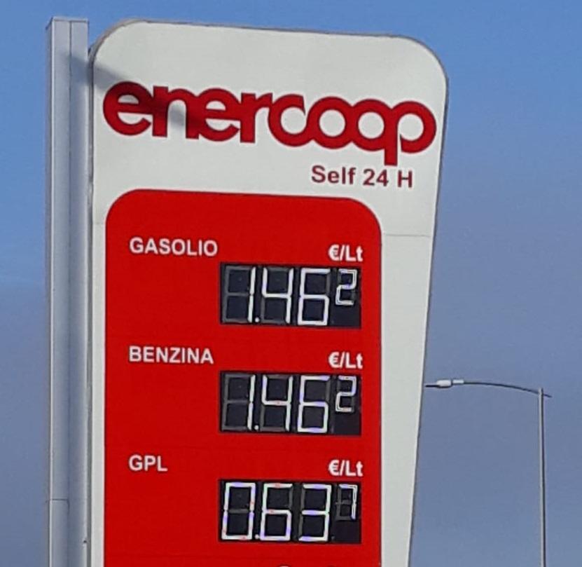 Il pannello del distributore Enercoop di Grosseto con i prezzi identici di benzina e gasolio 