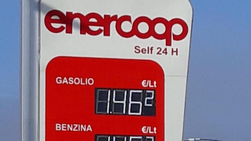 Il pannello del distributore Enercoop di Grosseto con i prezzi identici di benzina e gasolio